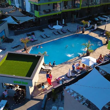 Azurre And Pool Apartment Mamaia