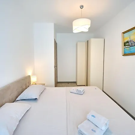 Azurre And Pool Apartment Mamaia