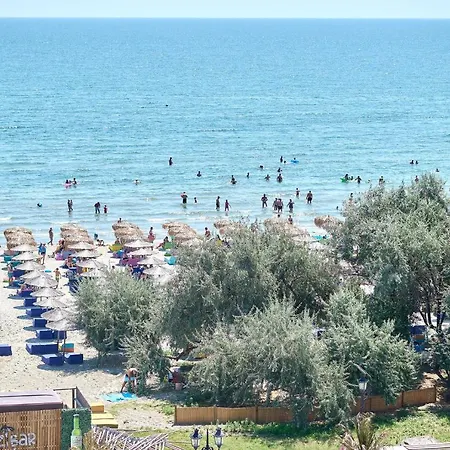 Azurre And Pool * Mamaia