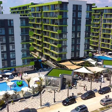 Azurre And Pool * Mamaia
