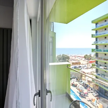 Azurre And Pool Mamaia